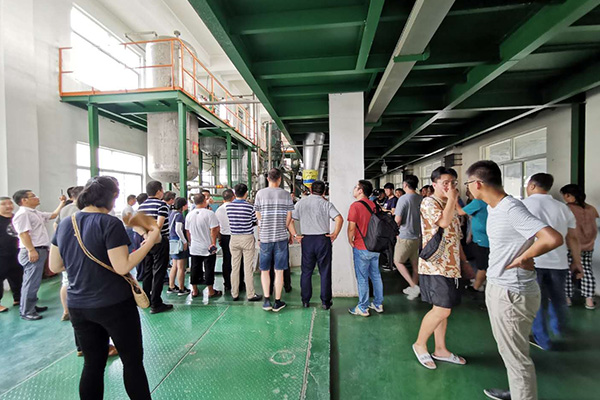 Pozdravlja vodje in vrstnike, da obiščejo in se učijo