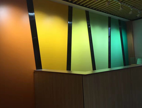 Kompakten pult iz laminata